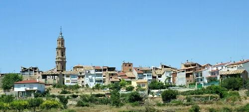 Landschaft von Mas de las Matas mit Kirche und Hügelhäusern.