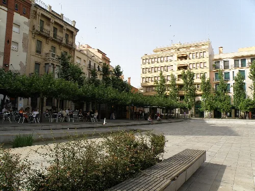 Platz mit Bänken, Bäumen und Gebäuden in Valls, Tarragona.