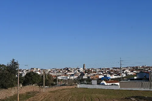 Panoramablick auf Villanueva de Córdoba mit weißen Häusern und blauem Himmel.