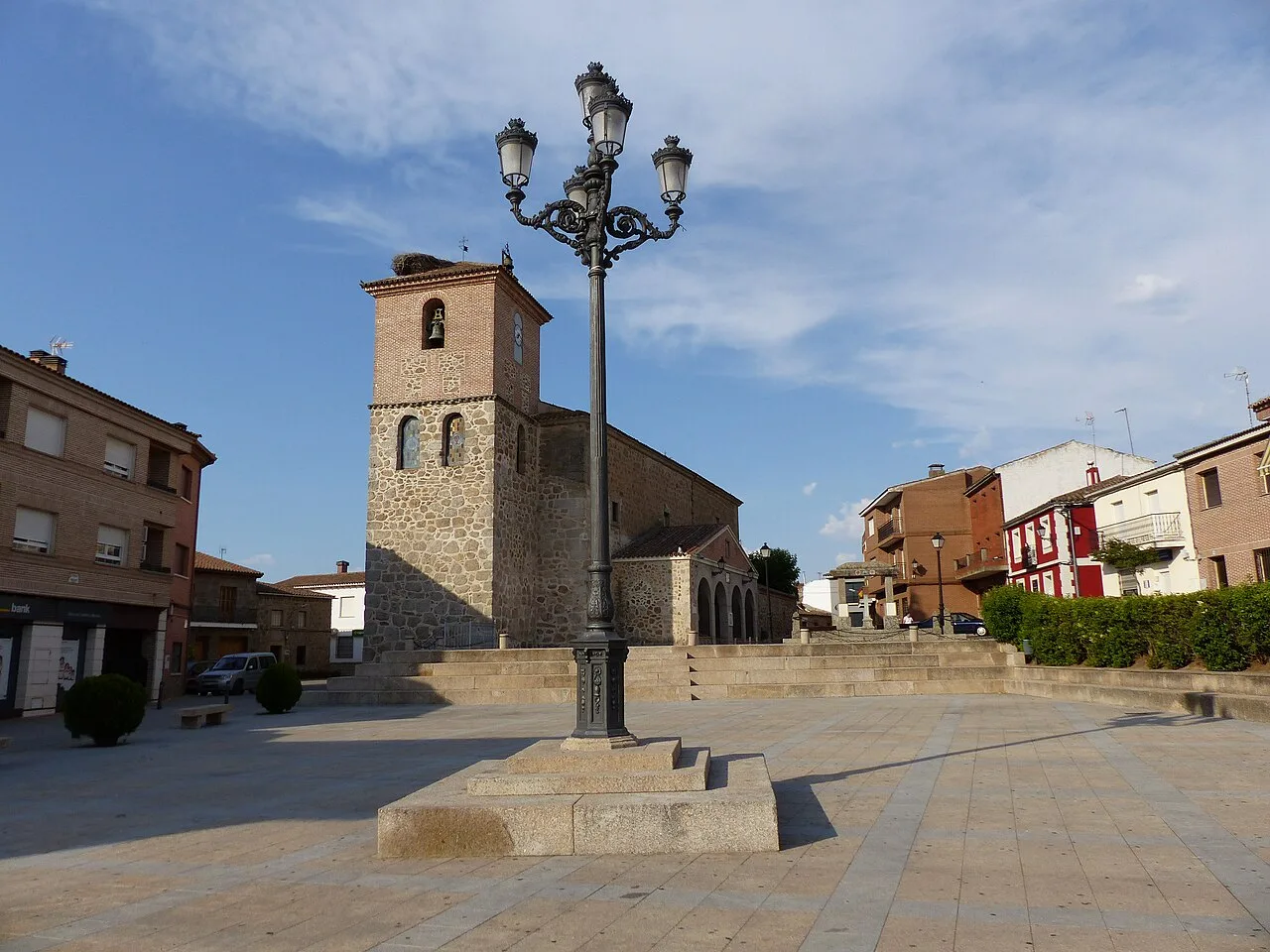 Platz mit Laterne und Steinkirche in Segurilla.