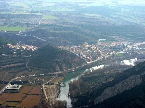 Luftaufnahme von Camarasa, Fluss und bergigem Landschaftsbild.