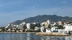 Vista de la ciudad de Benalmádena junto al mar y montañas.