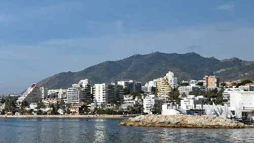 Blick auf Benalmádena mit Gebäuden am Meer und Bergen.