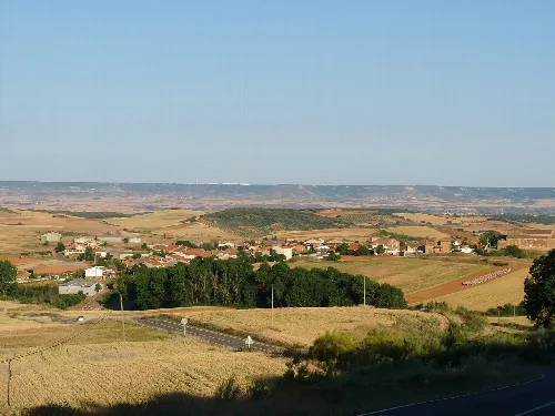 Ländliche Landschaft mit Häusern, Feldern und Hügeln in Guadalajara, Spanien.