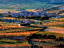 Paisaje rural con campos y colinas en Cevico de la Torre.