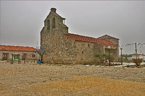 Kirche St. Michael in Moralina mit Steinkonstruktion und rotem Ziegeldach.