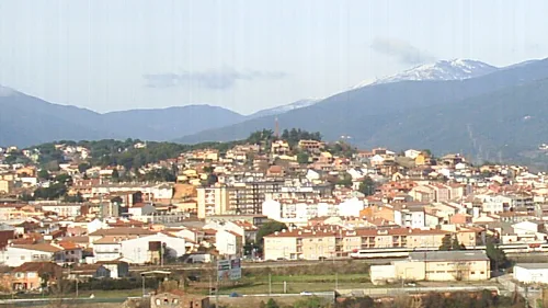 Blick auf Sant Celoni mit Puig de Bellver und Montseny im Hintergrund.