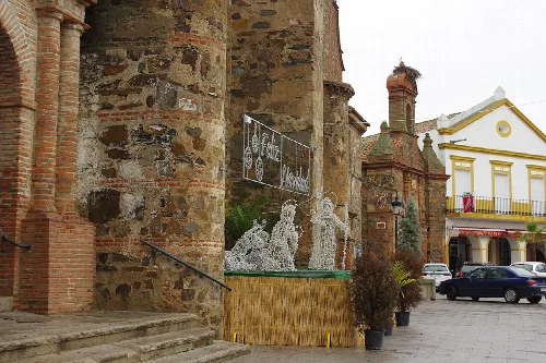 Dekorativer Brunnen und Gebäude in Talarrubias, Badajoz.