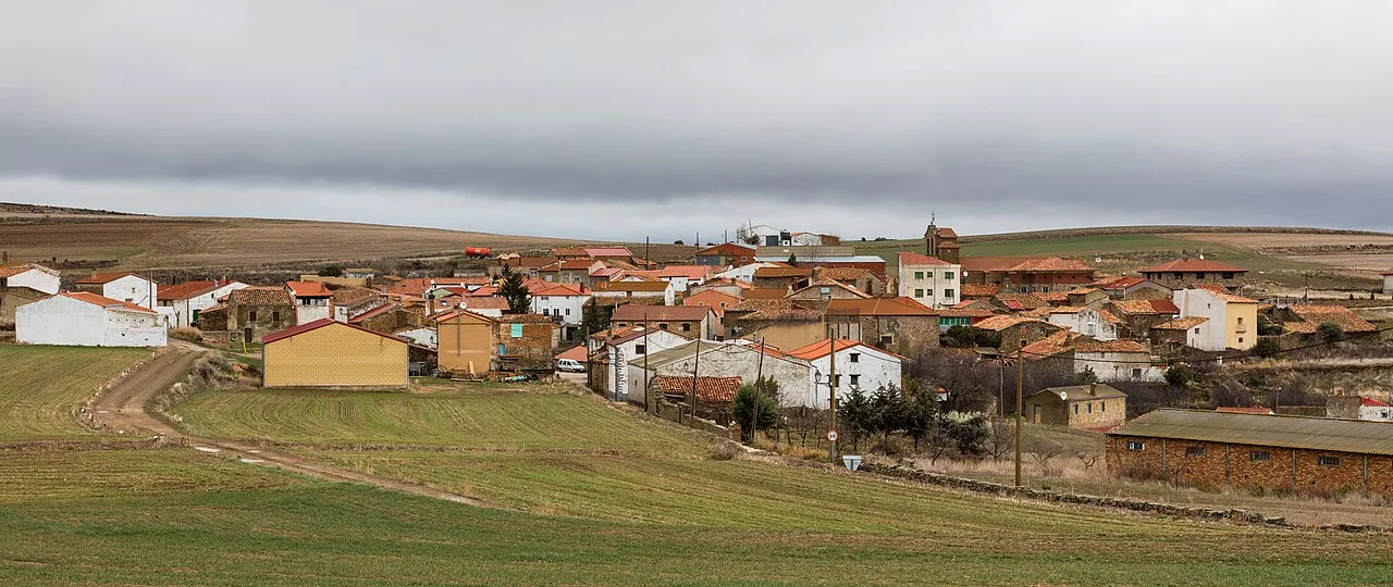 Häuser und Felder in Fuentes de Magaña, Soria.