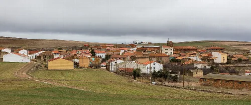 Häuser und Felder in Fuentes de Magaña, Soria.