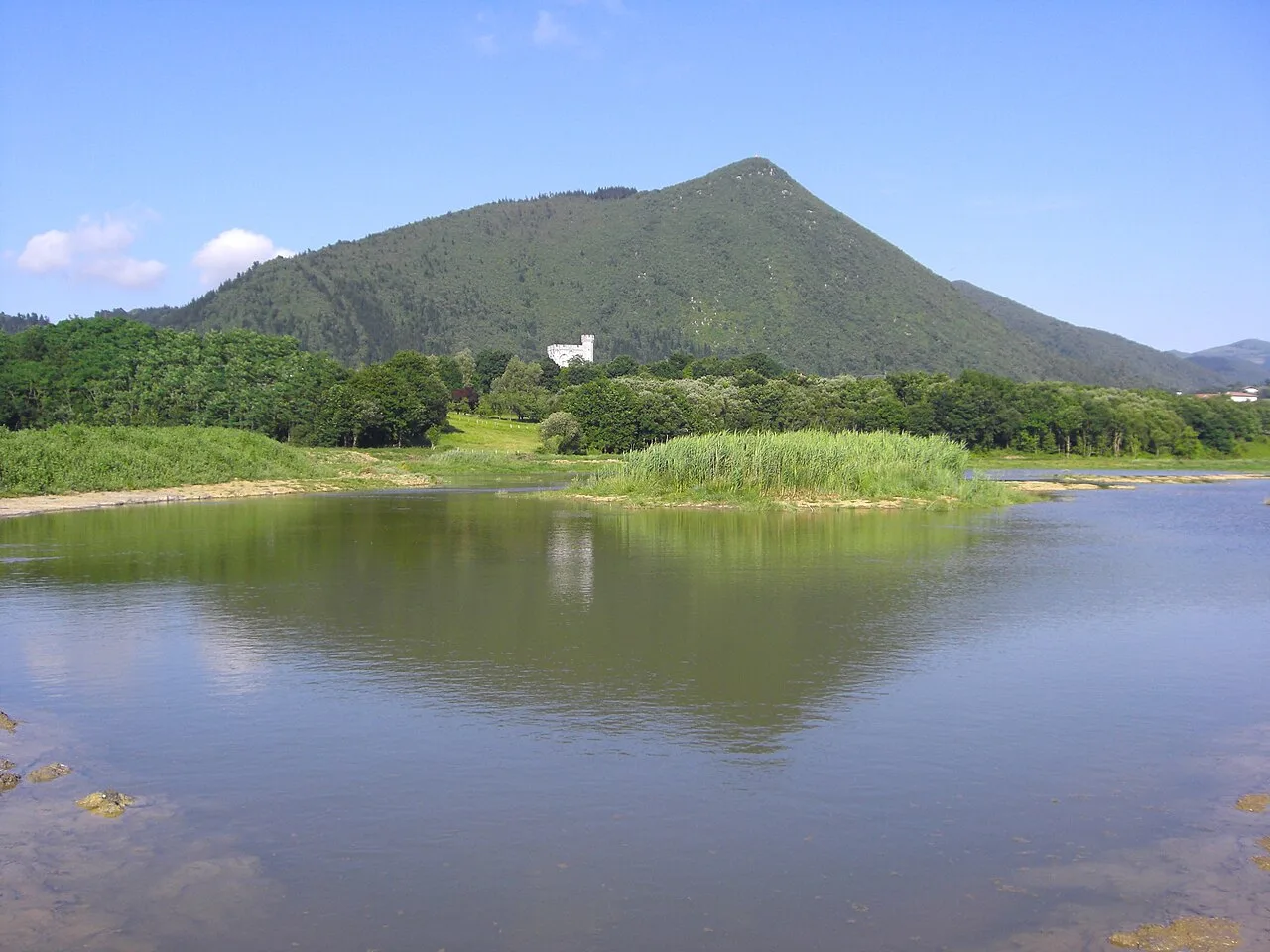 Salzige Lagune mit Berg und Vegetation in den Marschen von Gautegiz-Arteaga