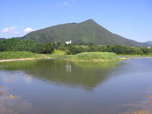 Laguna salobre con montaña y vegetación en las marismas de Gautegiz-Arteaga