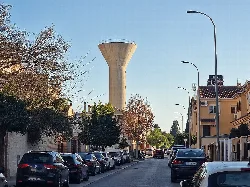 Torre del Agua vista desde la calle Profesor Tierno Galván en Santa Fe.