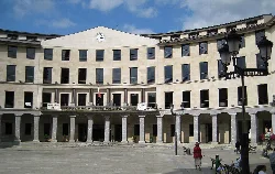 Edificio del ayuntamiento con fachada moderna y reloj en Álava.