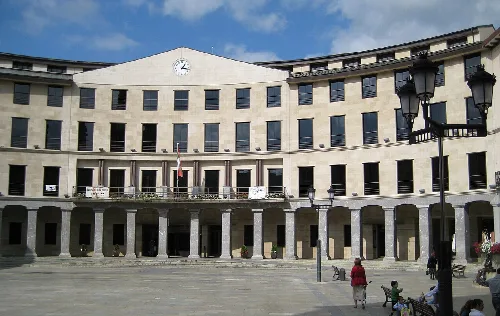 Rathaus mit moderner Fassade und Uhr in Álava.