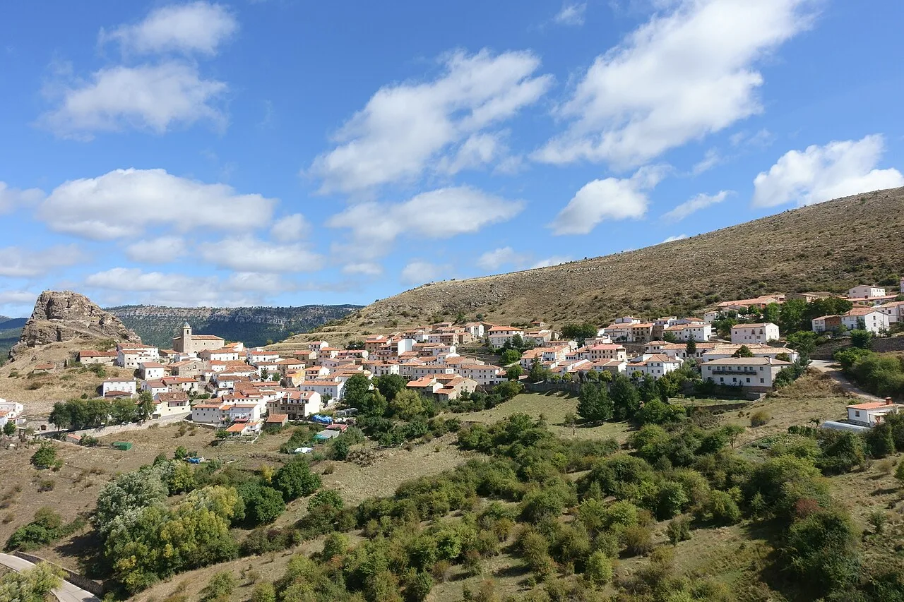 Vista general de Huélamo (Cuenca, España).