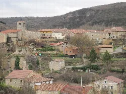 Vista de casas y colinas en Tubilla del Agua desde el norte
