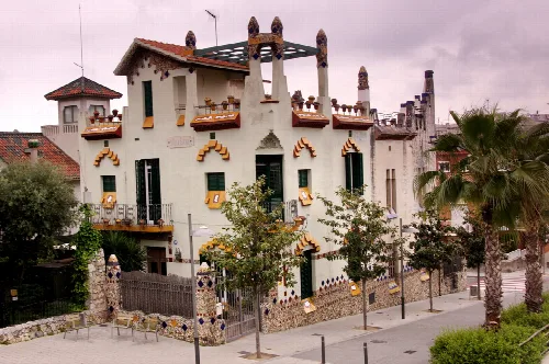 Gebäude mit organischen Formen und bunten Details in Sant Joan Despí