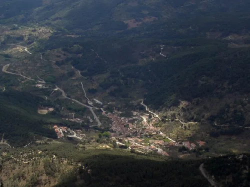 Luftaufnahme von Cuevas del Valle in einer bergigen Landschaft.