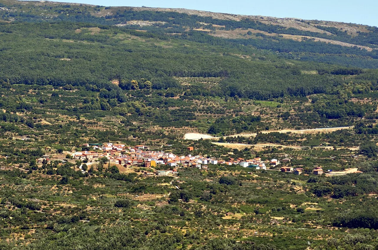 Vista de la población de Cabrero, en el Valle del Jerte (provincia de Cáceres, España), desde la población vecina de El Torno.