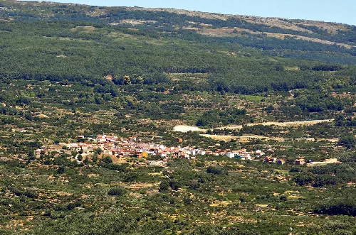 Vista de la población de Cabrero, en el Valle del Jerte (provincia de Cáceres, España), desde la población vecina de El Torno.