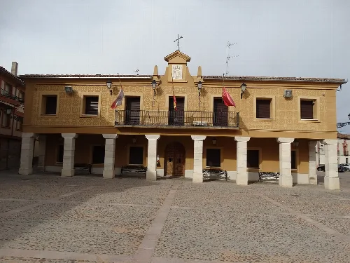 Fuentepelayo en la provincia de Segovia (España). Plaza Mayor con el Ayuntamiento.