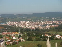 Vista de Torrelavega desde el parque empresarial Besaya con edificios y montañas.
