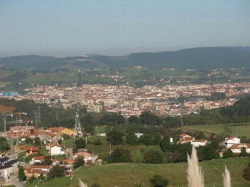 Vista de Torrelavega desde el parque empresarial Besaya con edificios y montañas.