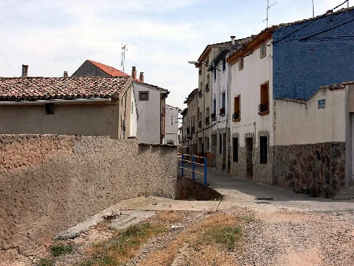 Enge Straßen mit alten Häusern in El Villar de Arnedo.