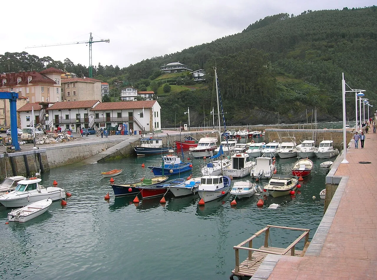 Hafen mit Booten und Häusern in Lemóniz, Biscaya.