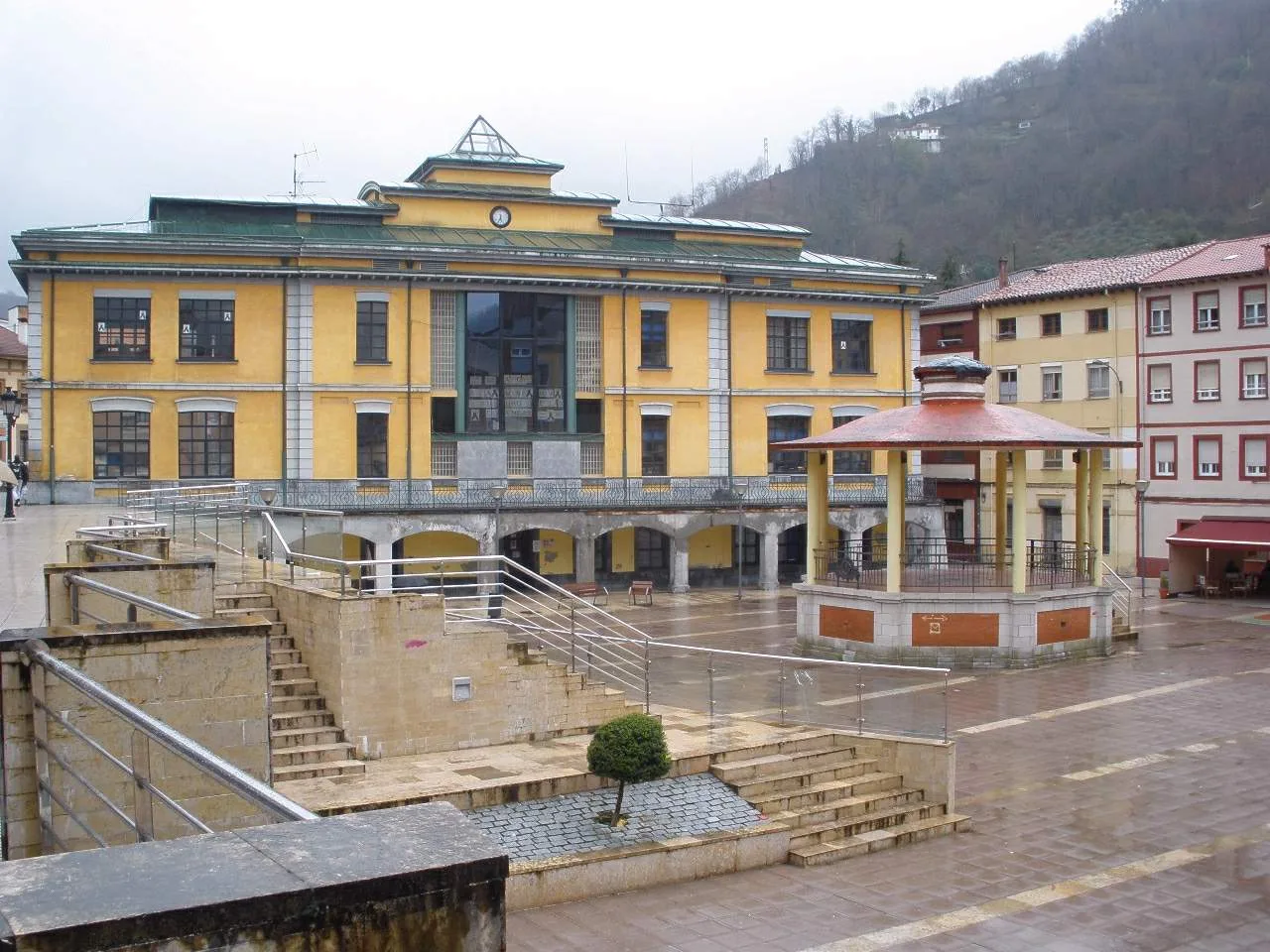 Town hall building in Sotrondio with square and fountain in front.