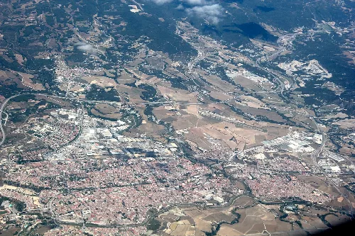 Luftaufnahme von Igualada mit Stadt und ländlichen Feldern.