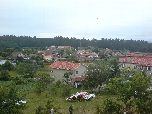Paisaje rural con casas y árboles en Mondariz.