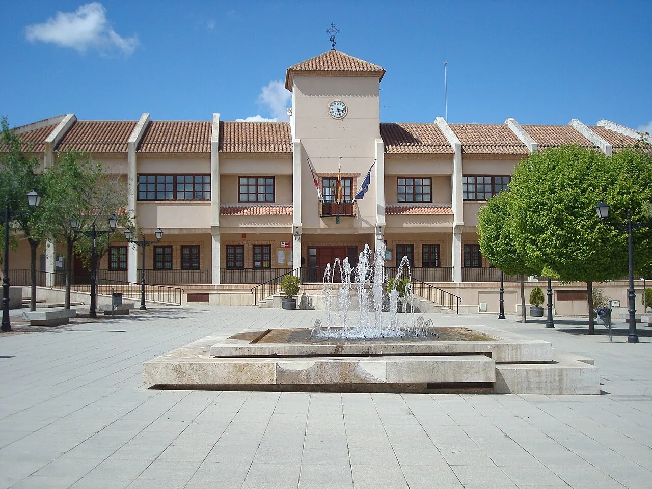 Plaza con fuente y edificio del ayuntamiento en Santa Cruz de Mudela.