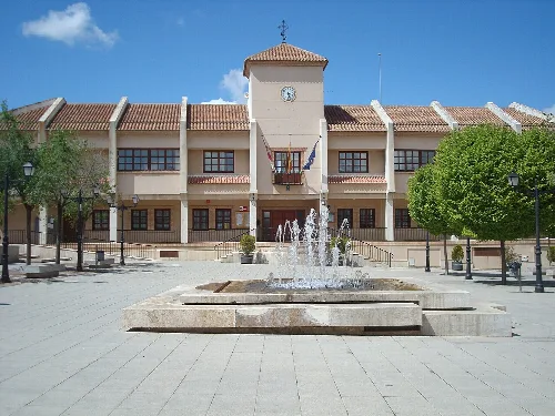 Platz mit Brunnen und Rathausgebäude in Santa Cruz de Mudela.
