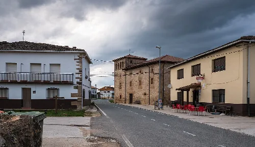 Vista de la calle principal y la iglesia en Legaria, Navarra.