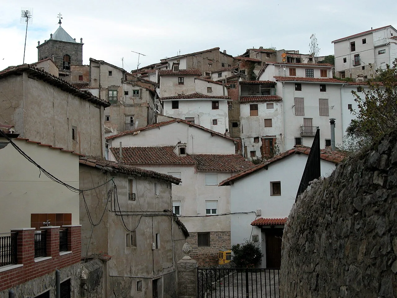 Alte Häuser mit roten Ziegeldächern in Munilla, La Rioja.