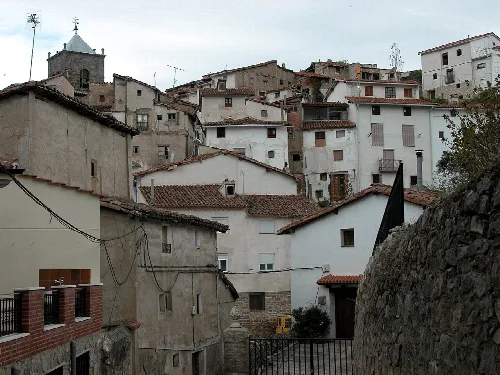 Alte Häuser mit roten Ziegeldächern in Munilla, La Rioja.