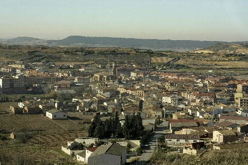 Paisaje con casas y campos rurales en Fuenmayor, La Rioja.