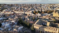Vista de la ciudad de Baeza desde la torre de la catedral, con edificios y calles visibles.