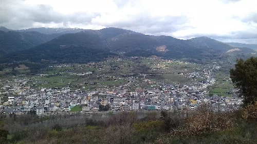 Panoramablick auf El Barco de Valdeorras mit Bergen und Stadt.