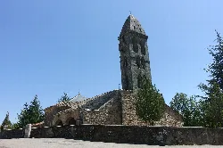 Kirche der Himmelfahrt mit Turm und Dach in Mombuey.