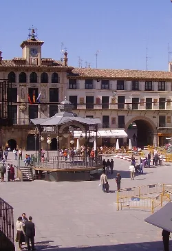 Plaza con quiosco y edificios históricos en Tudela, Navarra
