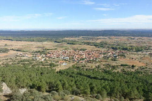 Panoramablick auf eine Stadt umgeben von Feldern und Wäldern in Zamora.