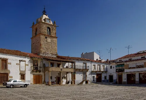 Plaza de Lumbrales con torre de reloj y edificios tradicionales.