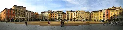 Panoramablick auf den Hauptplatz von Vic mit historischen Gebäuden und Fußgängern.