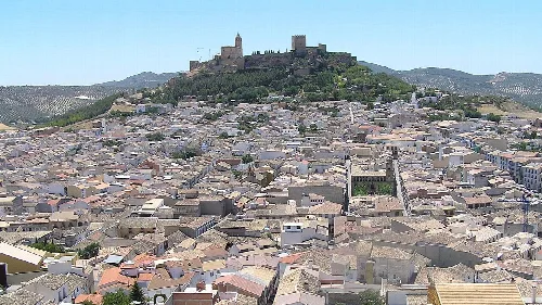 Panorama von Alcalá la Real mit Häusern und Burg auf dem Hügel.