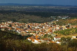 Panoramablick auf Aliseda mit Häusern und ländlicher Landschaft.