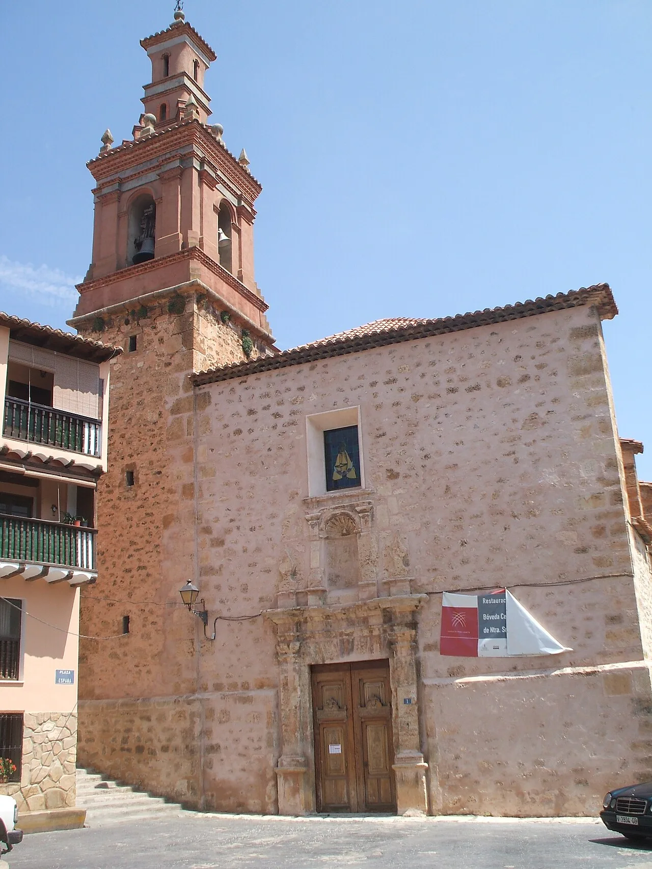 Iglesia con torre y fachada de piedra en Vallanca.