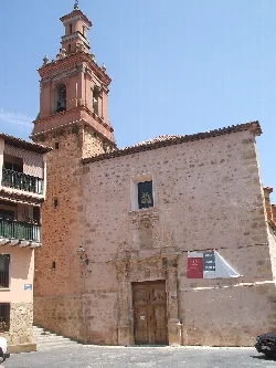 Iglesia con torre y fachada de piedra en Vallanca.